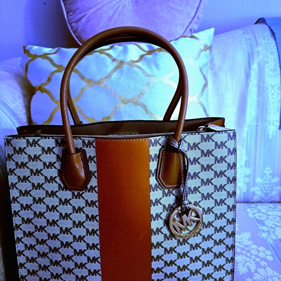 Michael Kors Tan Monogrammed Jacquard XL Mercer Handbag & Matching Wallet - Picture 10 of 13